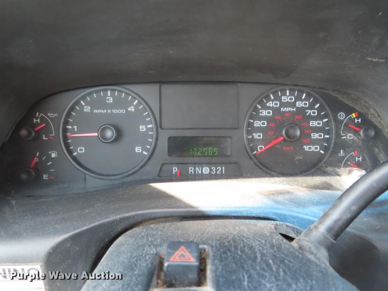 image for item DF7807 2005 Ford F250 Super Duty flatbed pickup truck