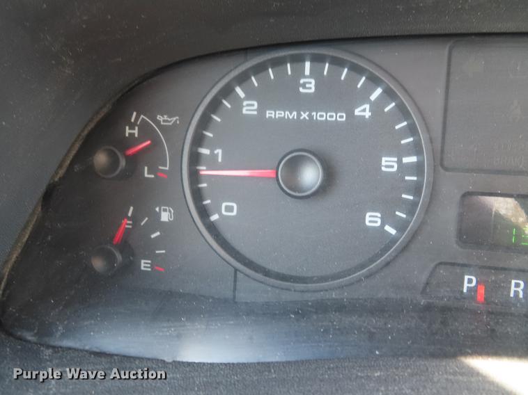 image for item DF7807 2005 Ford F250 Super Duty flatbed pickup truck