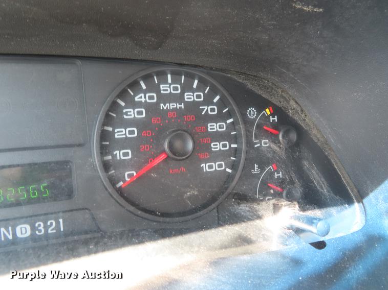 image for item DF7807 2005 Ford F250 Super Duty flatbed pickup truck