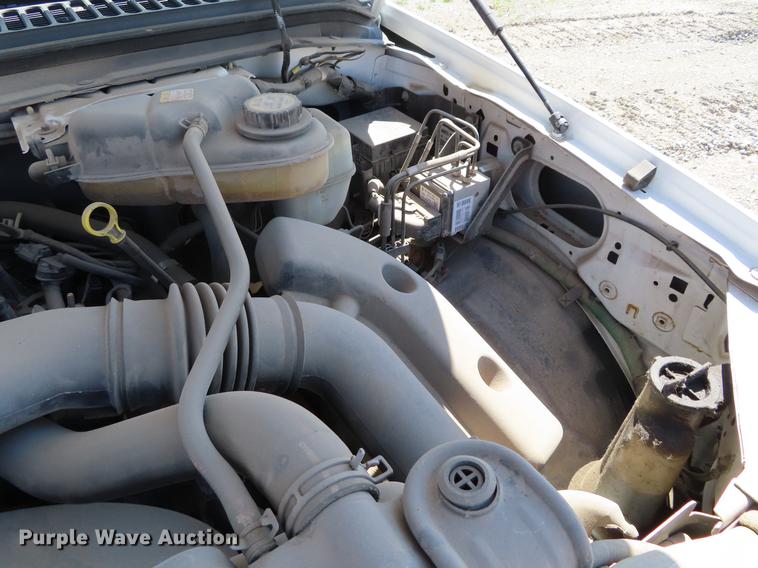 image for item DF7807 2005 Ford F250 Super Duty flatbed pickup truck