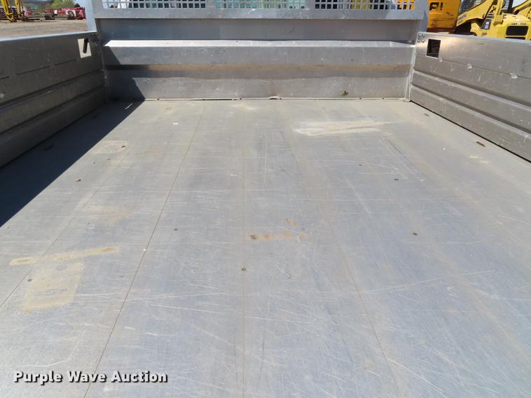 image for item DF7807 2005 Ford F250 Super Duty flatbed pickup truck