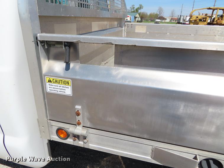 image for item DF7807 2005 Ford F250 Super Duty flatbed pickup truck