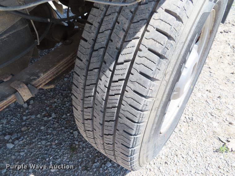 image for item DF7807 2005 Ford F250 Super Duty flatbed pickup truck