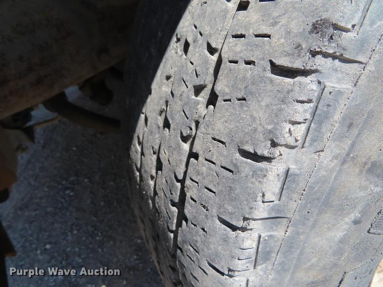 image for item DF7807 2005 Ford F250 Super Duty flatbed pickup truck