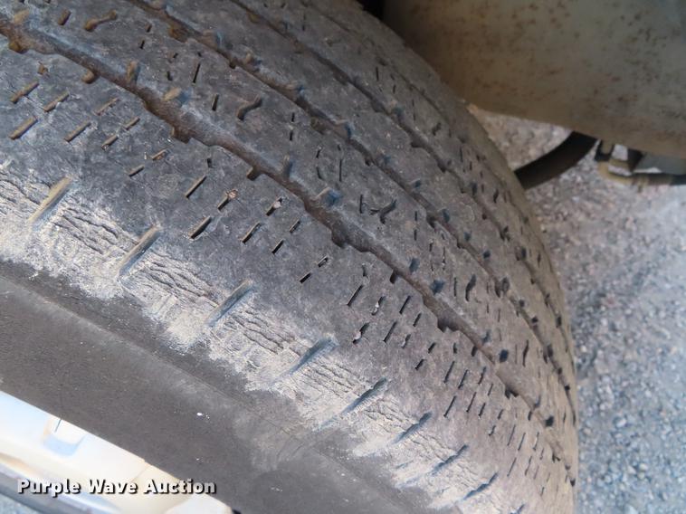 image for item DF7807 2005 Ford F250 Super Duty flatbed pickup truck