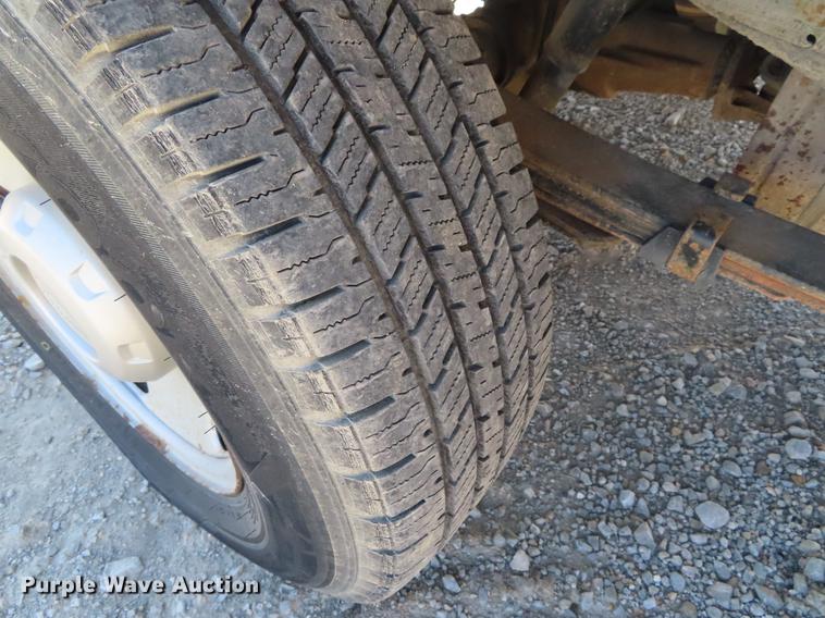 image for item DF7807 2005 Ford F250 Super Duty flatbed pickup truck