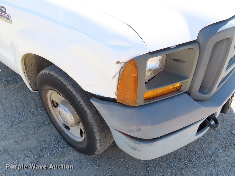 image for item DF7807 2005 Ford F250 Super Duty flatbed pickup truck