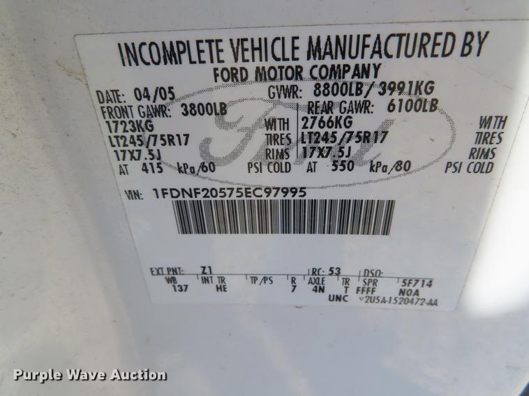 image for item DF7807 2005 Ford F250 Super Duty flatbed pickup truck