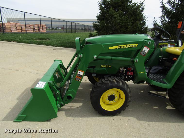 image for item DF7943 2017 John Deere 3025E MFWD tractor