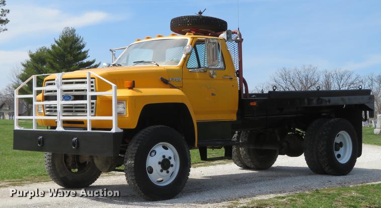image for item DG3946 1992 Ford F700 flatbed truck