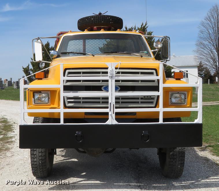 image for item DG3946 1992 Ford F700 flatbed truck