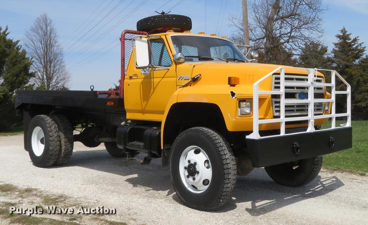 image for item DG3946 1992 Ford F700 flatbed truck