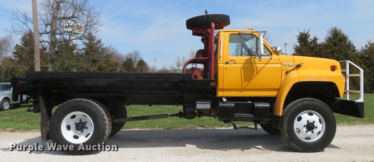 image for item DG3946 1992 Ford F700 flatbed truck