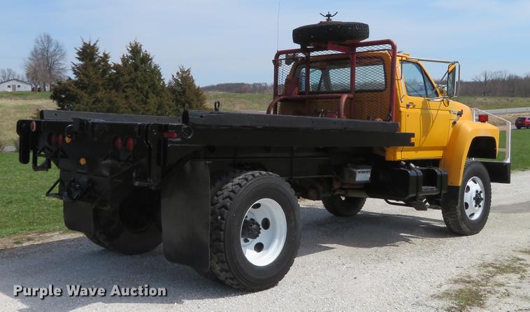 image for item DG3946 1992 Ford F700 flatbed truck