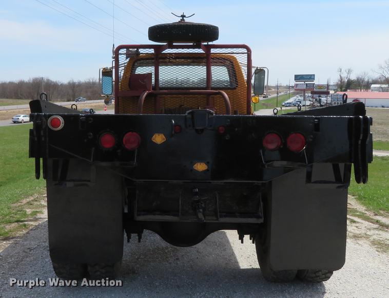 image for item DG3946 1992 Ford F700 flatbed truck