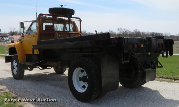 image for item DG3946 1992 Ford F700 flatbed truck