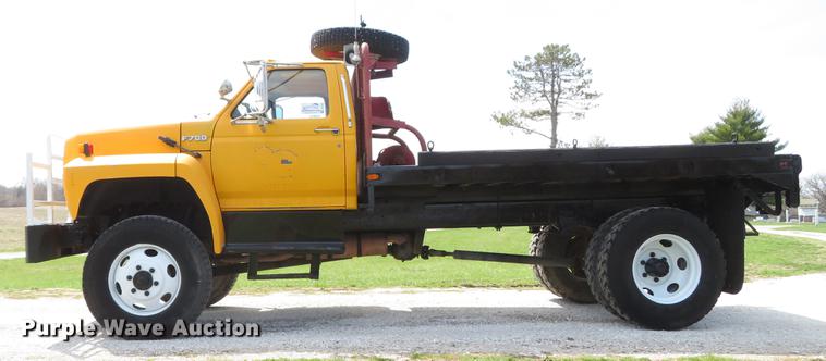 image for item DG3946 1992 Ford F700 flatbed truck