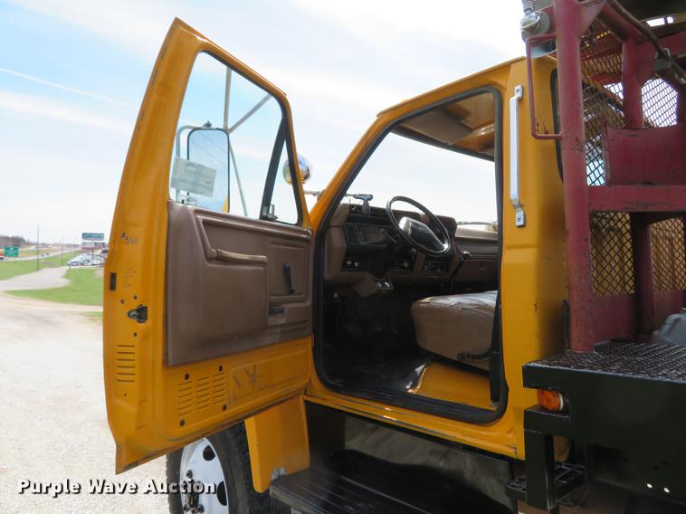 image for item DG3946 1992 Ford F700 flatbed truck