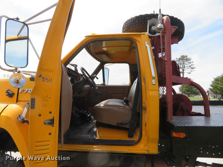 image for item DG3946 1992 Ford F700 flatbed truck