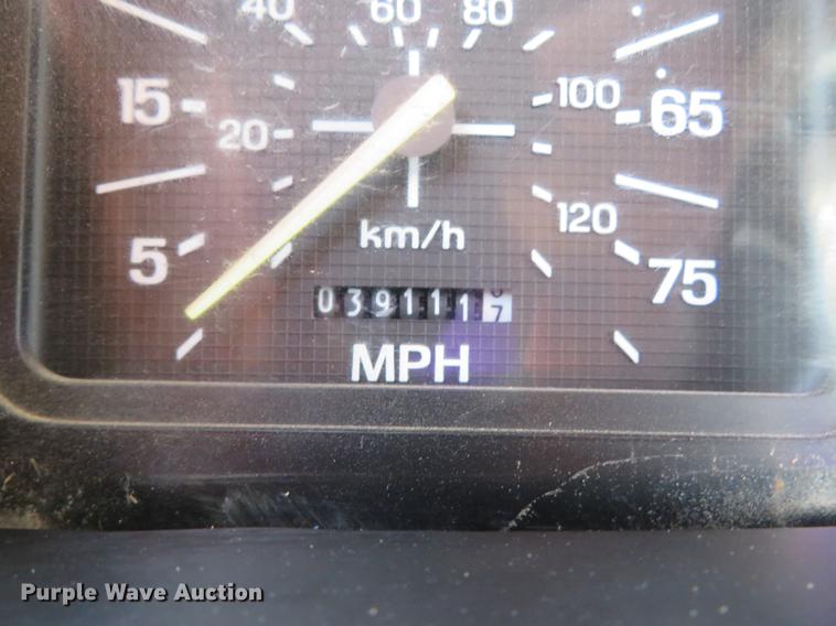 image for item DG3946 1992 Ford F700 flatbed truck