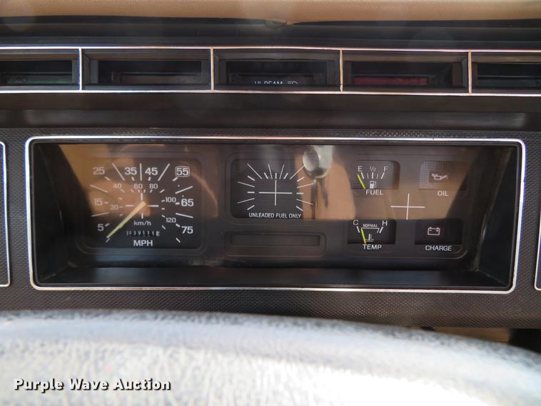 image for item DG3946 1992 Ford F700 flatbed truck