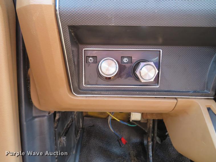 image for item DG3946 1992 Ford F700 flatbed truck