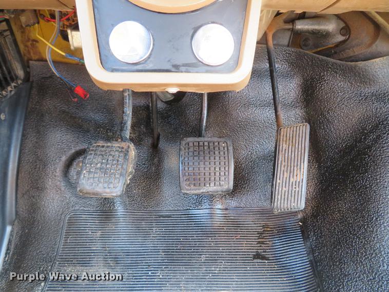 image for item DG3946 1992 Ford F700 flatbed truck