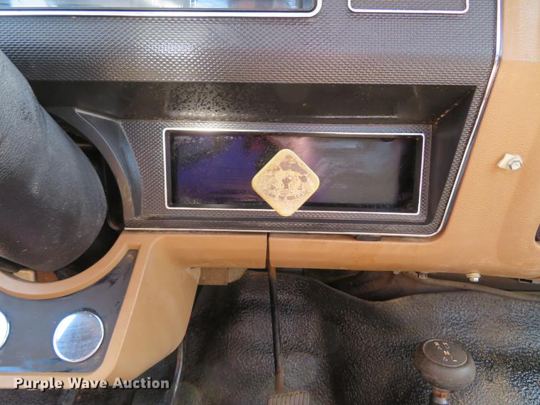 image for item DG3946 1992 Ford F700 flatbed truck