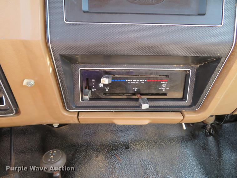 image for item DG3946 1992 Ford F700 flatbed truck