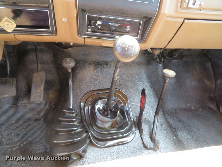 image for item DG3946 1992 Ford F700 flatbed truck