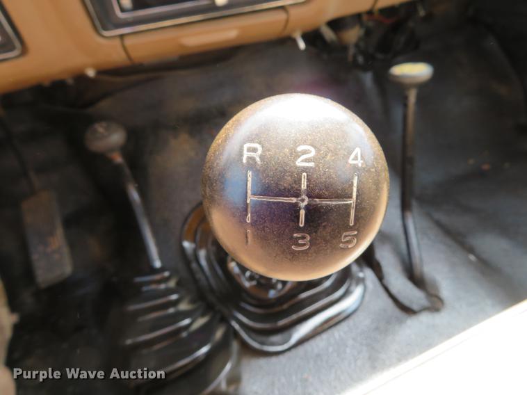 image for item DG3946 1992 Ford F700 flatbed truck