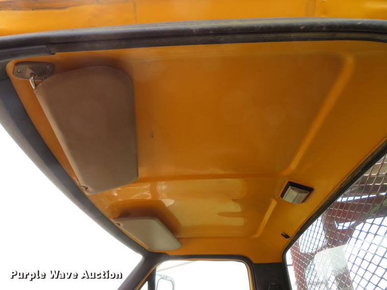 image for item DG3946 1992 Ford F700 flatbed truck