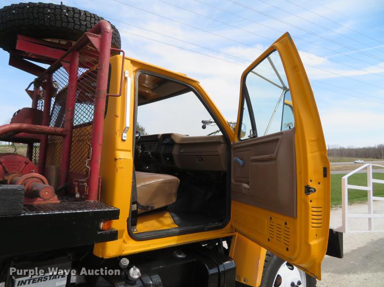 image for item DG3946 1992 Ford F700 flatbed truck