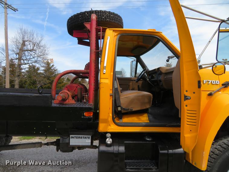 image for item DG3946 1992 Ford F700 flatbed truck