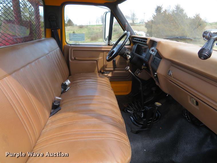 image for item DG3946 1992 Ford F700 flatbed truck