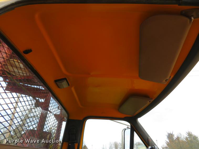 image for item DG3946 1992 Ford F700 flatbed truck