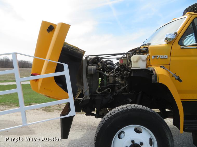 image for item DG3946 1992 Ford F700 flatbed truck