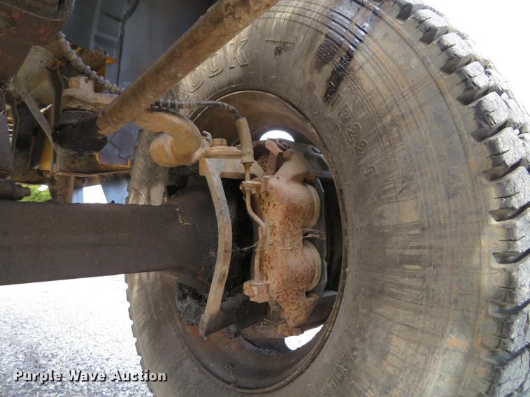 image for item DG3946 1992 Ford F700 flatbed truck