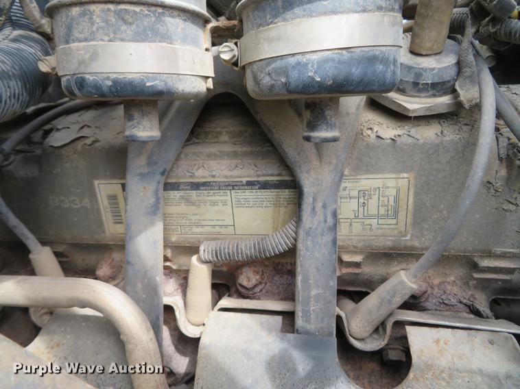 image for item DG3946 1992 Ford F700 flatbed truck