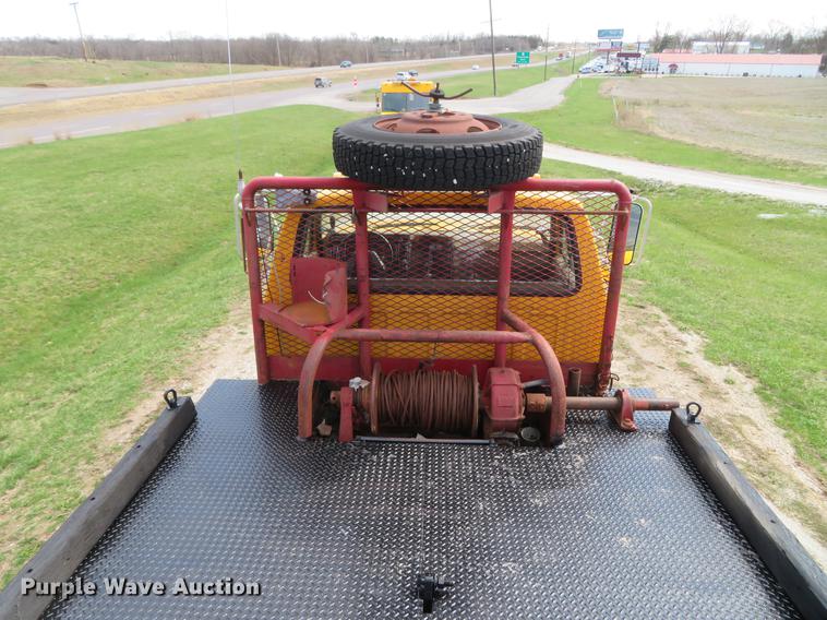 image for item DG3946 1992 Ford F700 flatbed truck