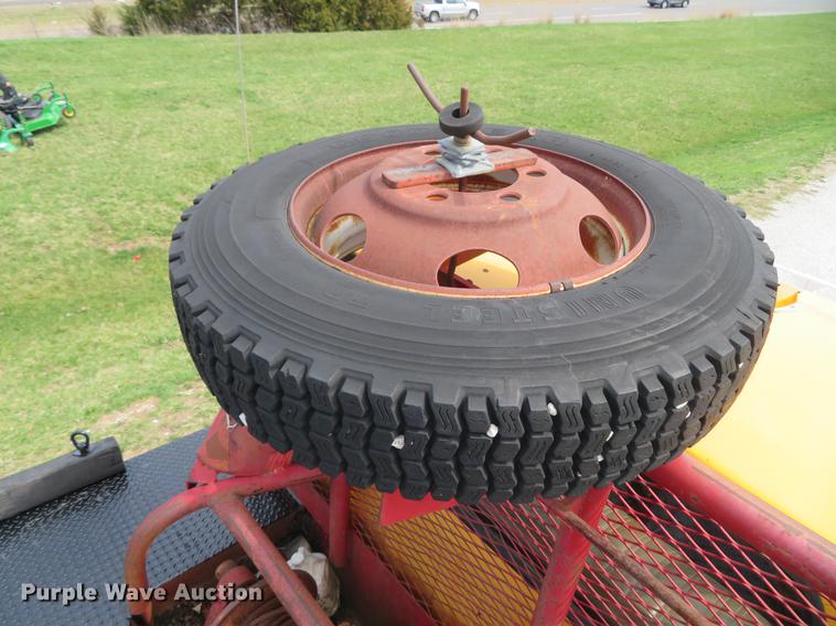 image for item DG3946 1992 Ford F700 flatbed truck