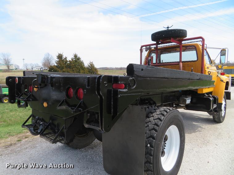 image for item DG3946 1992 Ford F700 flatbed truck