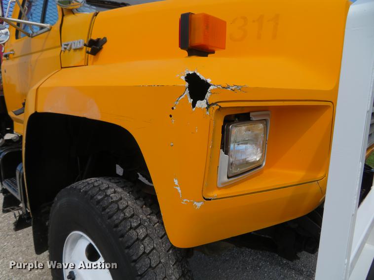 image for item DG3946 1992 Ford F700 flatbed truck