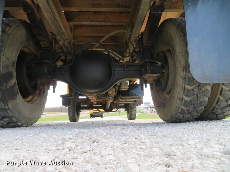 image for item DG3946 1992 Ford F700 flatbed truck