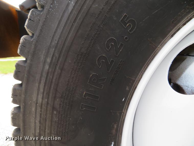 image for item DG3946 1992 Ford F700 flatbed truck