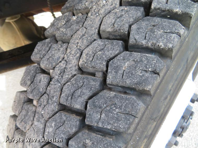 image for item DG3946 1992 Ford F700 flatbed truck