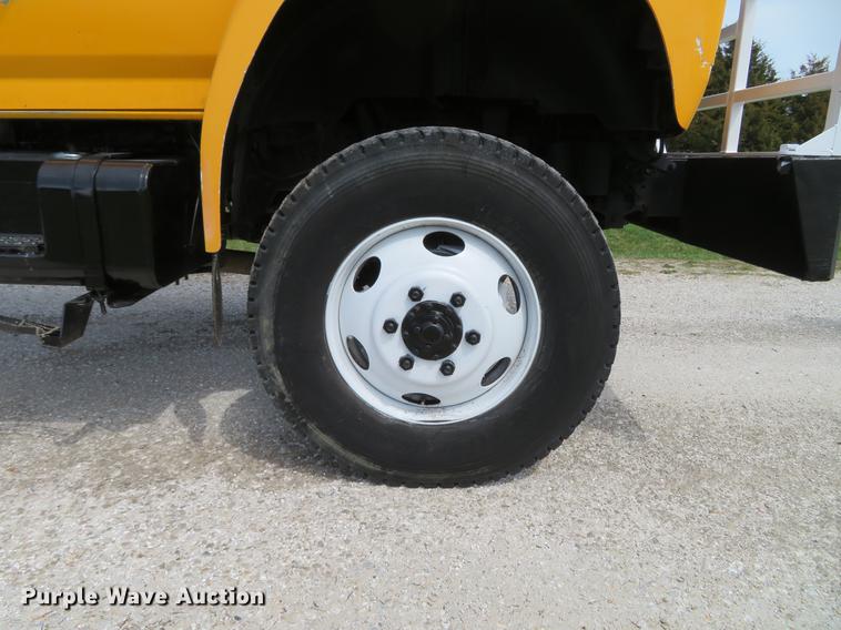 image for item DG3946 1992 Ford F700 flatbed truck