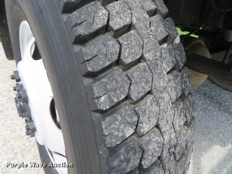 image for item DG3946 1992 Ford F700 flatbed truck