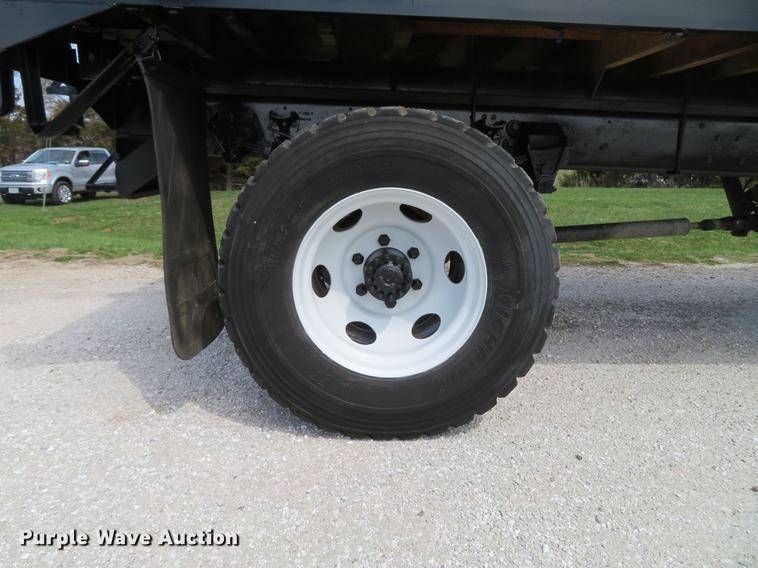 image for item DG3946 1992 Ford F700 flatbed truck