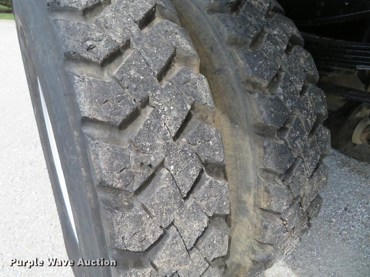 image for item DG3946 1992 Ford F700 flatbed truck